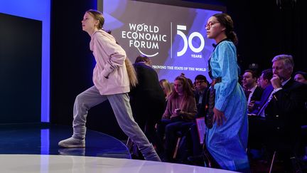 La militante suédoise Greta Thunberg monte à la tribune du Forum économique mondial de Davos (Suisse), le 21 janvier 2020. (FABRICE COFFRINI / AFP)