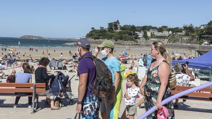 Des vacanciers arrivent sur une plage de Dinard (Ille-et-Vilaine) où la distanciation sociale est difficile à respecter, le 21 juillet 2020. (ANTOINE WDO / HANS LUCAS)