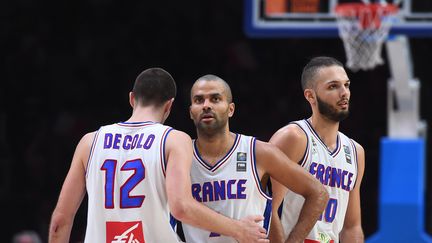 Nando De Colo, Tony Parker et Evan Fournier, le 20 septembre 2015, lors du match pour la 3e place de l'Eurobasket contre la Serbie, &agrave; Villeneuve-d'Ascq (Nord). (EMMANUEL DUNAND / AFP)