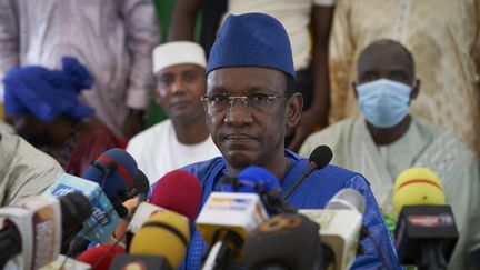 Choguel Kokalla Maïga, pressenti pour devenir le Premier ministre de la transition malienne, lors d'une conférence de presse le 28 mai 2021 à Bamako (Mali). (MICHELE CATTANI / AFP)