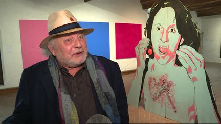 Jacques Halbert pose à côté d'une de ses oeuvres au musée d'art contemporain du château de&nbsp;Montsoreau.&nbsp;&nbsp; (G. Rihet / France Télévsions)