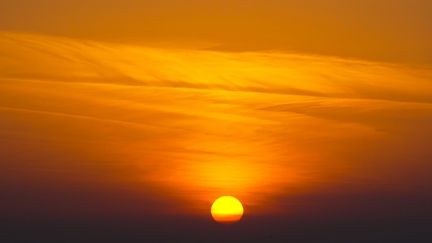 Le Soleil se couche dans la Mer du Nord, à Bremen, en Allemagne, le 8 novembre 2020. (PATRIK STOLLARZ / PATRIK STOLLARZ)