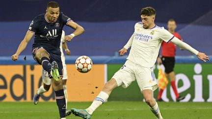 Kylian Mbappé face au milieu uruguayen Federico Valverde, lors du huitième de finale retour de Ligue des champions 2022 remporté par le Real Madrid contre le PSG (3-1). (JAVIER SORIANO / AFP)