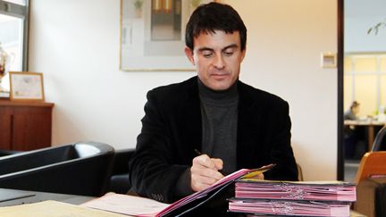 Manuel Valls dans son bureau de la mairie d'Évry (Essonne), le 10 décembre 2010 (JOEL SAGET / AFP)