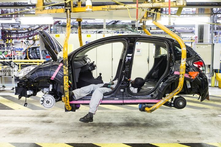 Un int&eacute;rimaire travaille sur un v&eacute;hicule dans l'usine PSA Peugeot Citro&euml;n d'Aulnay-sous-Bois, en Seine-Saint-Denis, le 10 avril 2013. (FRED DUFOUR / AFP)