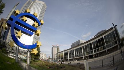 Selon le sondage, 72% des personnes interrog&eacute;es sont favorables &agrave; la r&egrave;gle d'or budg&eacute;taire, qui&nbsp;interdit aux Etats de la zone euro d'avoir un d&eacute;ficit public sup&eacute;rieur &agrave; 0,5% du PIB. (ODD ANDERSEN / AFP)