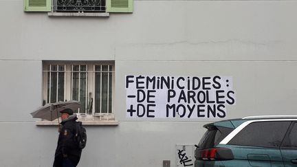 Une affiche contre les féminicides dans les rues de Paris. (STÉPHANIE BERLU / FRANCE INFO)