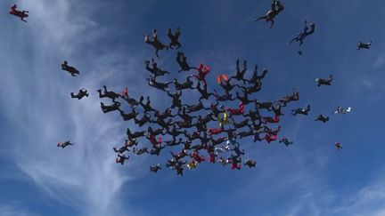 Meurthe-et-Moselle : 100 parachutistes vont tenter de battre un record du monde dans les airs