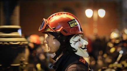 Un pompier manifeste contre la politique gouvernementale &agrave; Madrid (Esapgne), le 7 f&eacute;vrier 2012. (PEDRO ARMESTRE / AFP)