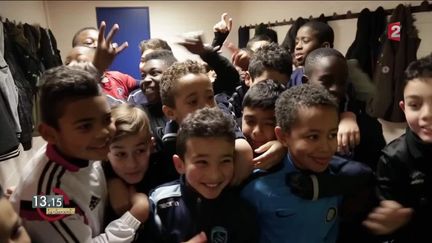 13h15 le dimanche. Education : "Le foot, c'est bien. L'école, c'st mieux"