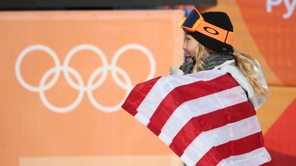 La joie de la snowboardeuse américaine&nbsp;Chloe Kim, 17 ans, qui a remporté la médaille d'or en halfpipe. (TIM CLAYTON - CORBIS / CORBIS SPORT)