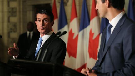 Manuel Valls aux côté de Justin Trudeau à Ottawa (Canada) (AFP / LARS HAGBERG)