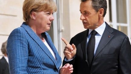 Le Président français, Nicolas Sarkozy, accueille la Chancelière allemande, Angela Merkel, à l'Elysée, le 16 août 2011. (AFP - Philippe Wojazer)