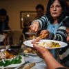 Une famille partage un repas de Thanksgiving, le 26 novembre 2020, à Los Angeles (Californie). (BRANDON BELL / GETTY IMAGES NORTH AMERICA / AFP)