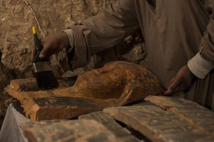 Les archéologues égyptiens travaillent sur une tombe découverte à Louxor (Egypte), le 9 décembre 207. (GEHAD HAMDY / DPA / AFP)