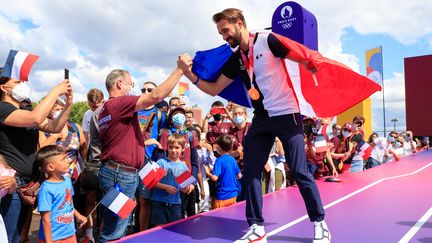 "Ca fait quelque chose, d'entendre des jeunes, des adultes me dire qu'ils commencent l'escrime grâce à moi", raconte le champion olympique d'épée Romain Cannone, ici le 1er août,&nbsp;au Trocadéro, de retour des JO de Tokyo. (KMSP via AFP)