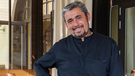 Stéphane Carrade, chef double étoilé au Skif-Club, le restaurant de l'hôtel Ha(a)ïtza, à Arcachon. (HA(A)ÏTZA / CECILE PERRINET-LHERMITTE)