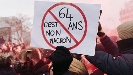 Un manifestant porte une pancarte "64 ans c'est non Macron", à Paris, le 7 mars 2023. (JAN SCHMIDT-WHITLEY/LE PICTORIUM / MAXPPP)