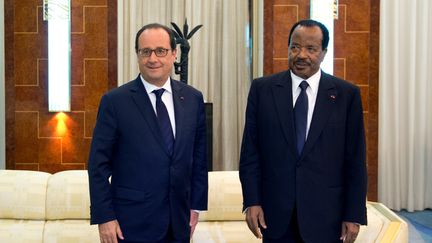 Le pr&eacute;sident fran&ccedil;ais Fran&ccedil;ois Hollande et son homologue camerounais Paul Biya, le 3 juillet 2015 &agrave; Yaound&eacute; (Cameroun). (ALAIN JOCARD / AFP)