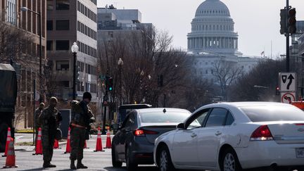 États-Unis : un homme attaque deux policiers devant le Capitole, un mort