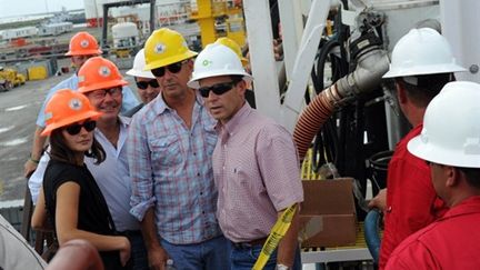 Kevin Costner le 18 juin 2010 avec les ingénieurs de BP (AFP - Cheryl Gerber)