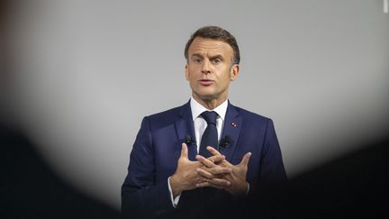 Emmanuel Macron lors d'une conférence de presse au Pavillon Cambon Capucines, à Paris, le 12 juin 2024. (SERGE TENANI / HANS LUCAS / AFP)