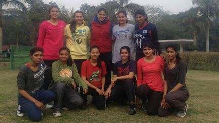 &nbsp; (L'équipe féminine junior de l'Etat de Delhi posant après un entraînement © Sébastien Farcis)