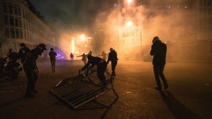 Des manifestants construisent une barricade dans les rues de Beyrouth (Liban), le 18 janvier 2020. (XEUHMA / HANS LUCAS)