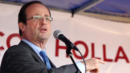 Fran&ccedil;ois Hollande prononce un discours &agrave; Hirson (Aisne), le 24 avril 2012. (KENZO TRIBOUILLARD / AFP)