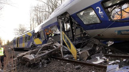 Un des trains impliqués dans la collision mortelle qui a fait onze morts, le 9 février 2016, près de Bad Aibling (Allemagne). (JOSEF REISNER / DPA / AFP)