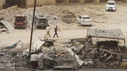 Des habitants traversent une rue apr&egrave;s un attentat &agrave; la bombe, &agrave; Bagdad (Irak), le 18 juin 2015. (AHMED SAAD / REUTERS )