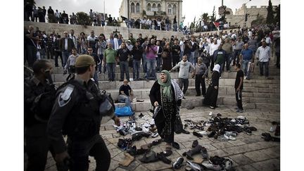 Des Palestiniens protestent devant la porte de Damas, à Jérusalem, contre sa fermeture pour la fête juive de Souccot, le 24 septembre. ( AFP PHOTO / MARCO LONGARI)