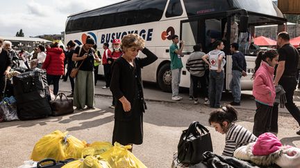 Des réfugiés arméniens qui ont fui le Haut-Karabakh se retrouvent à Goris en Arménie, le 30 septembre 2023. (DIEGO HERRERA CARCEDO / AFP)