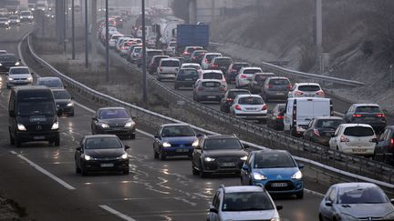 La prime à la conversion&nbsp;vise à encourager les automobilistes à échanger leurs vieux véhicules polluants contre des voitures plus propres. (PHILIPPE DESMAZES / AFP)