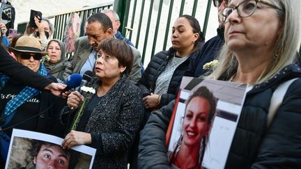 Deux mères de victimes, dont Maria, la mère de Simona, au premier plan, pendant un rassemblement en mémoire des disparus, le 5 novembre 2024, six ans après l'effondrement de deux immeubles de la rue d'Aubagne à Marseille. (CHRISTOPHE SIMON / AFP)