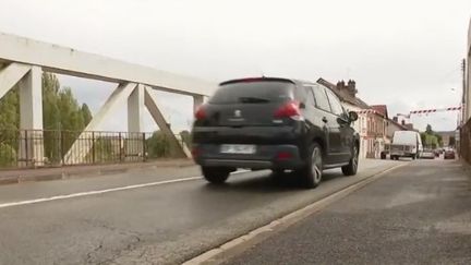 Un an après l'effondrement du pont de Gênes, en Italie, quel est l'état des ponts en France ? À Crépy-en-Valois (Oise), un pont presque centenaire inquiète les habitants. (France 2)