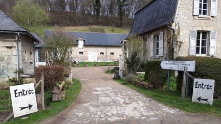 La "ferme-prison" de Moyembrie. Les résidents n’ont pas le droit de quitter les 25 hectares du domaine. Mais le périmètre n’est matérialisé par aucun mur d’enceinte, aucun grillage. Tout est basé sur la confiance. (MATHILDE LEMAIRE / FRANCEINFO)