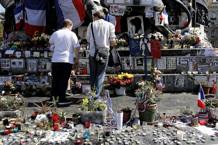 Après l'attentat de Nice, des personnes sont venues observer une minute de silence place de la République à Paris, comme ici le 18 juillet 2016. (MAXPPP)