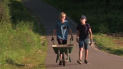 La journée mondiale du nettoyage de la planète aura lieu samedi 16 septembre. En France, tout au long de l'année, ils sont nombreux à ramasser les déchets bénévolement, à l'image de Robin et Adam, deux garçons âgés de 12 ans. Reportage. (FRANCE 2)