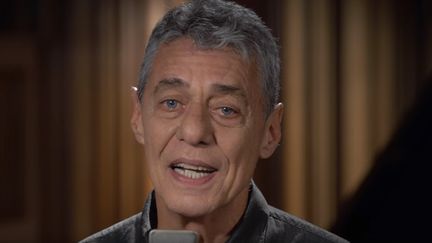 Chico Buarque dans le clip "Tua Cantiga" (2017)
 (Capture image clip / Label Biscoito Fino)