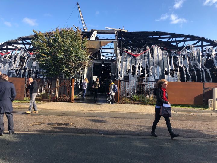 L'Arche, le bâtiment incendié à Chanteloup-les-Vignes (Yvelines), deux jours après le sinistre, le 4 novembre 2019. (JULIETTE CAMPION / FRANCEINFO)