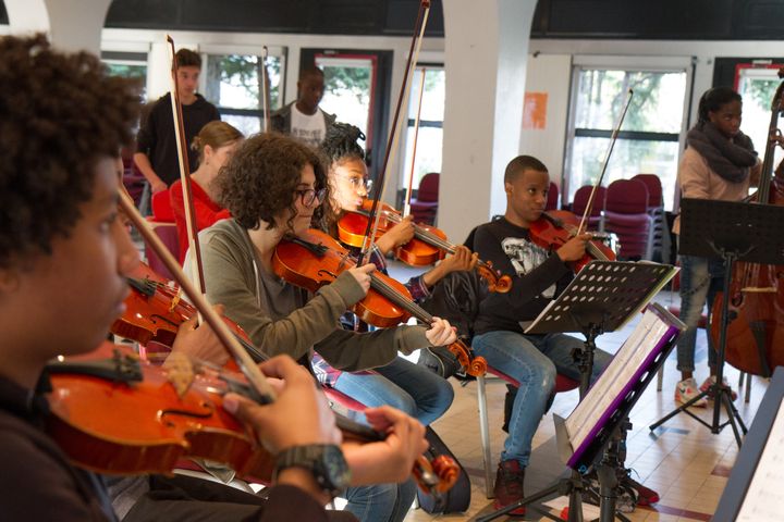 Les collégiens musiciens répètent la partition de la "Flûte réenchantée".
 (Les Talens Lyriques)