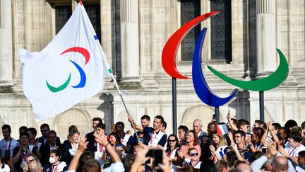 Alexis Hanquinquant et toute la délégation tricolore des Jeux paralympiques de Tokyo réunie sur le parvis de l'Hôtel de Ville de Paris pour célébrer le passage de témoin en vue des Jeux 2024, le 6 septembre 2021. (VICTOR JOLY / DDPI / AFP)