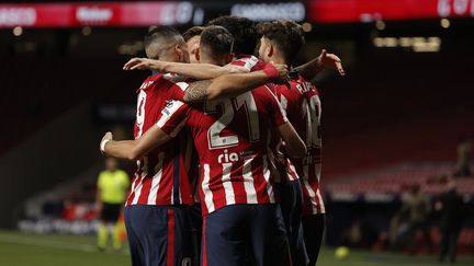 La joie des joueurs de l'Atlético de Madrid après le but de Yannick Carrasco (numéro 21) contre la Real Sociedad, mercredi 12 mai. (BURAK AKBULUT / AFP)