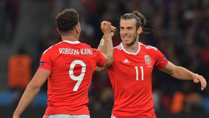 Les Gallois Hal Robson-Kanu et&nbsp;Gareth Bale, le 1er juillet 2016 au stade Pierre-Mauroy de Lille. (PETER KNEFFEL / DPA / AFP)