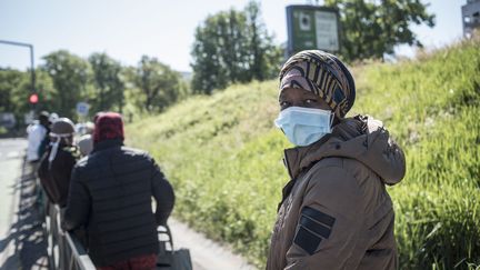 Une distribution d'aide alimentaire à Clichy-sous-bois durant le confinement, le 22 avril 2020. (ADRIEN VAUTIER / LE PICTORIUM / MAXPPP)