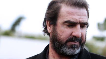 Eric Cantona arrive &agrave; Monaco pour un tournoi de beach soccer, le 9 f&eacute;vrier 2013. (JEAN-CHRISTOPHE MAGNENET / AFP)