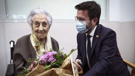 Le président du gouvernement régional de Catalogne, Pere Aragonès avec la doyenne de l'humanité Maria Branyas à Olot, en Espagne, le 1er avril 2023. (JORDI BEDMAR / EFE / MAXPP)