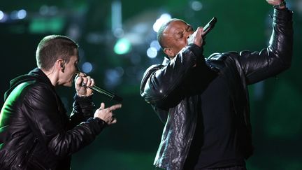 Eminem (&agrave; G.)&nbsp;en duo avec Dr Dre lors des Grammy Awards &agrave; Los Angeles (Etats-Unis), le 13 f&eacute;vrier 2011. (LUCY NICHOLSON / REUTERS)