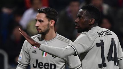 Le Français Blaise Matuidi s'adresse aux supporters de Cagliari, lors d'un match entre la Juventus Turin et le club sarde, le 2 avril 2019. (MARCO BERTORELLO / AFP)